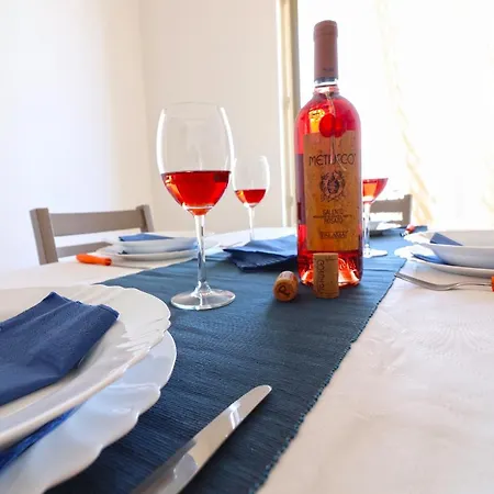 Holiday With Wi-fi, Air Conditioning And Balcony; Parking Available; Appartement Otranto